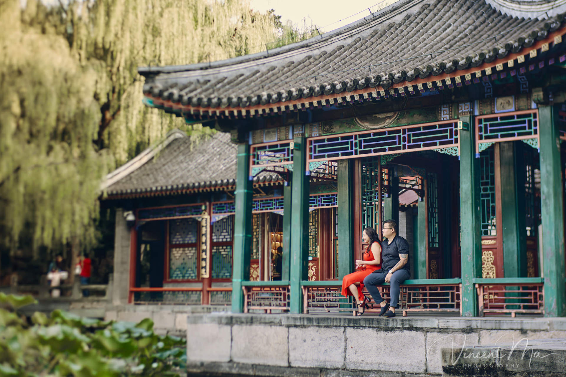 A couple enjoying an engagement photoshoot at the Summer Palace in Beijing, with traditional Chinese architecture and gardens in the background. Captured by a local Beijing photographer.