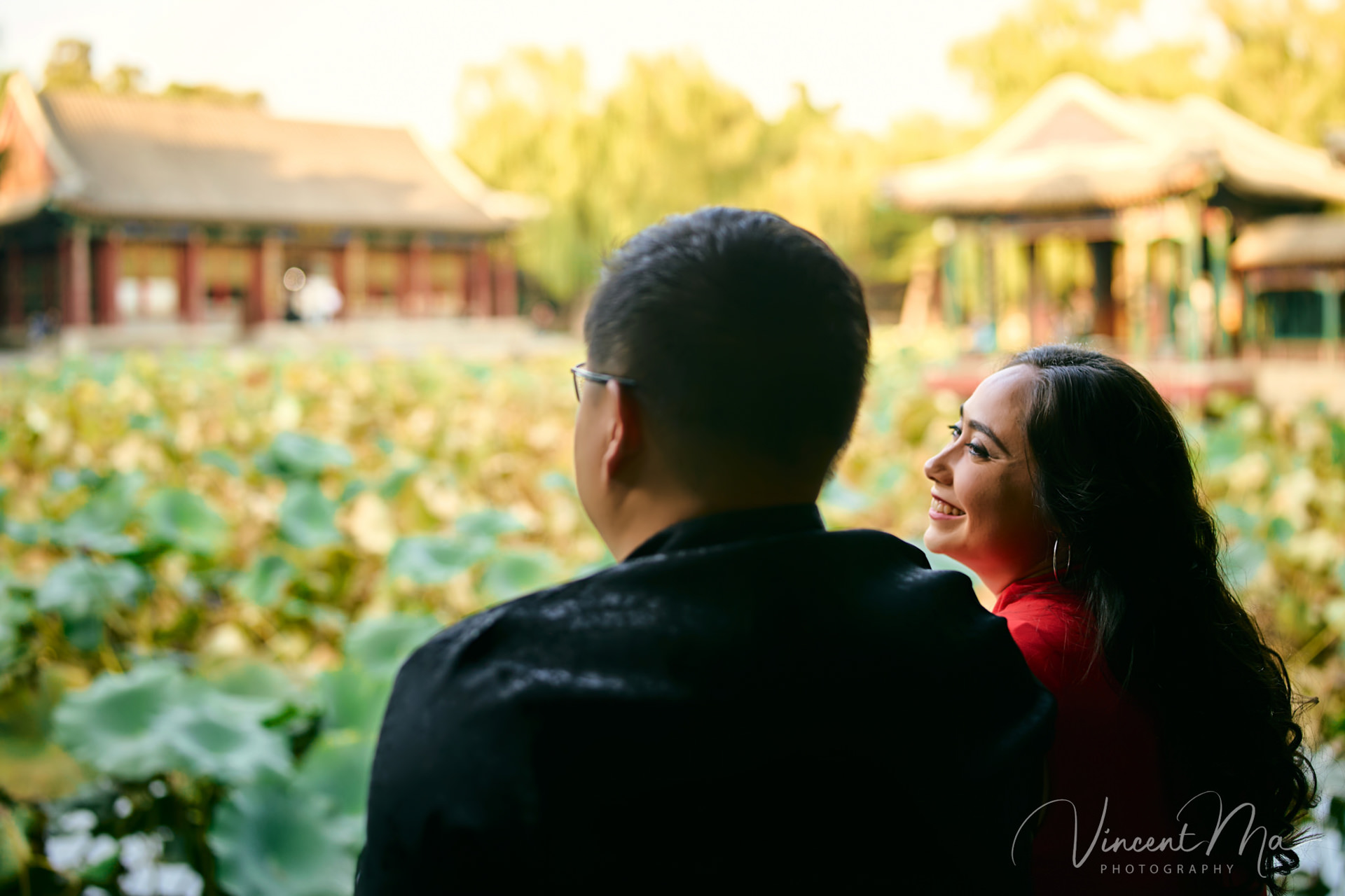 A couple enjoying an engagement photoshoot at the Summer Palace in Beijing, with traditional Chinese architecture and gardens in the background. Captured by a local Beijing photographer.