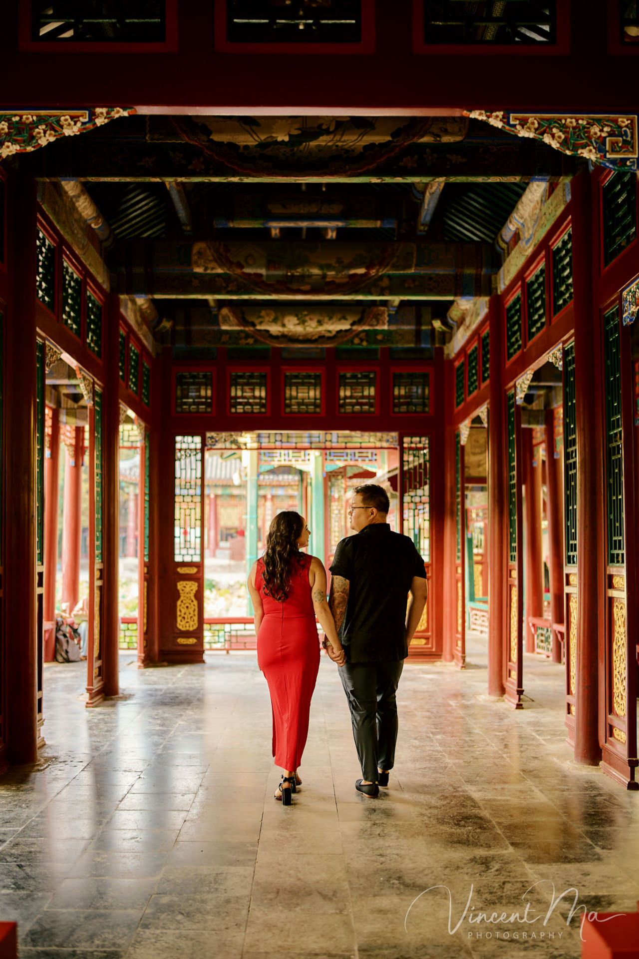 A couple enjoying an engagement photoshoot at the Summer Palace in Beijing, with traditional Chinese architecture and gardens in the background. Captured by a local Beijing photographer.