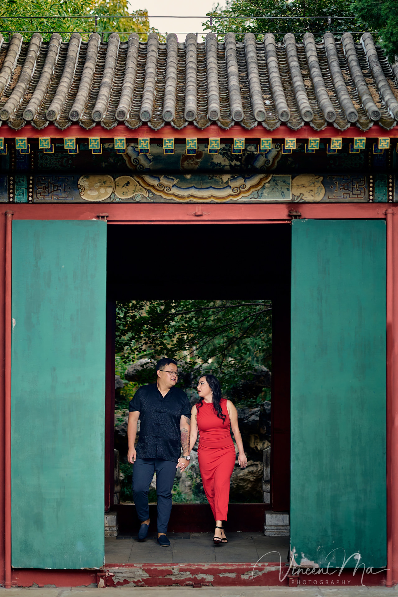 A couple enjoying an engagement photoshoot at the Summer Palace in Beijing, with traditional Chinese architecture and gardens in the background. Captured by a local Beijing photographer.