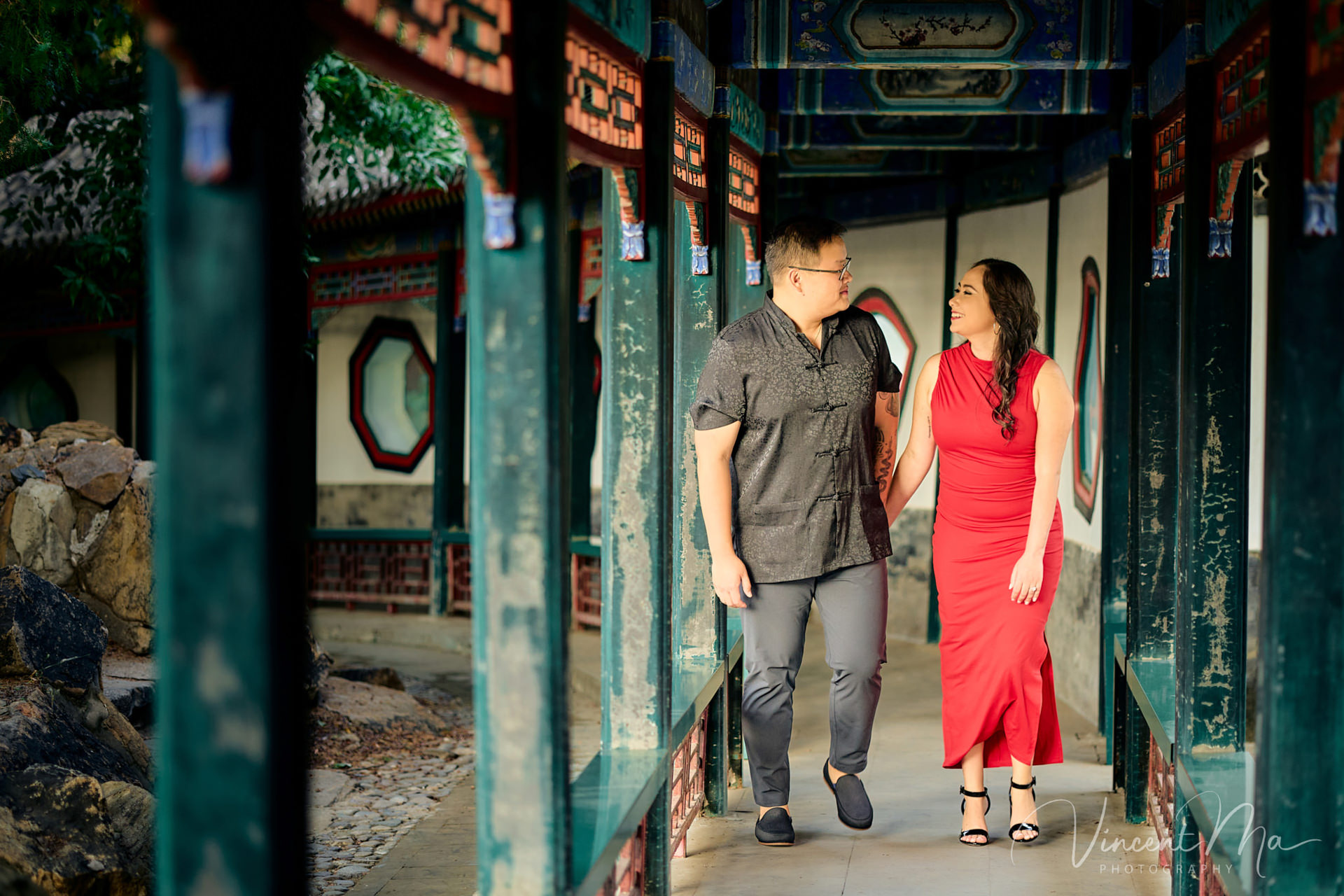 A couple enjoying an engagement photoshoot at the Summer Palace in Beijing, with traditional Chinese architecture and gardens in the background. Captured by a local Beijing photographer.