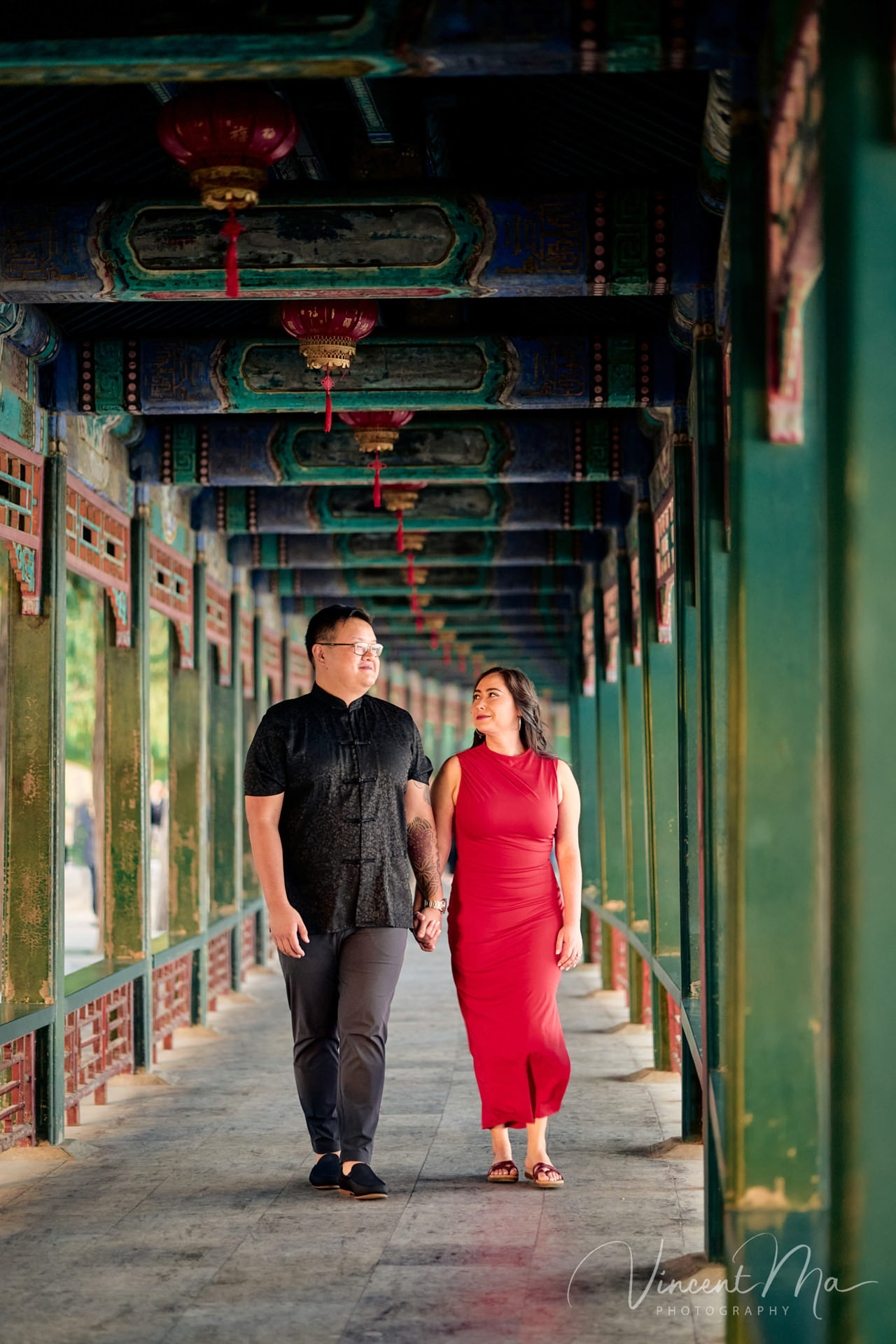 A couple enjoying an engagement photoshoot at the Summer Palace in Beijing, with traditional Chinese architecture and gardens in the background. Captured by a local Beijing photographer.