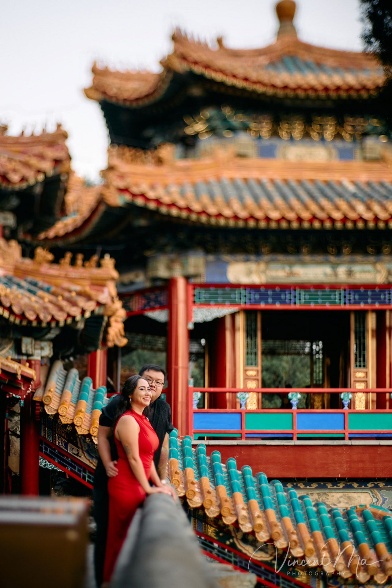 A couple enjoying an engagement photoshoot at the Summer Palace in Beijing, with traditional Chinese architecture and gardens in the background. Captured by a local Beijing photographer.