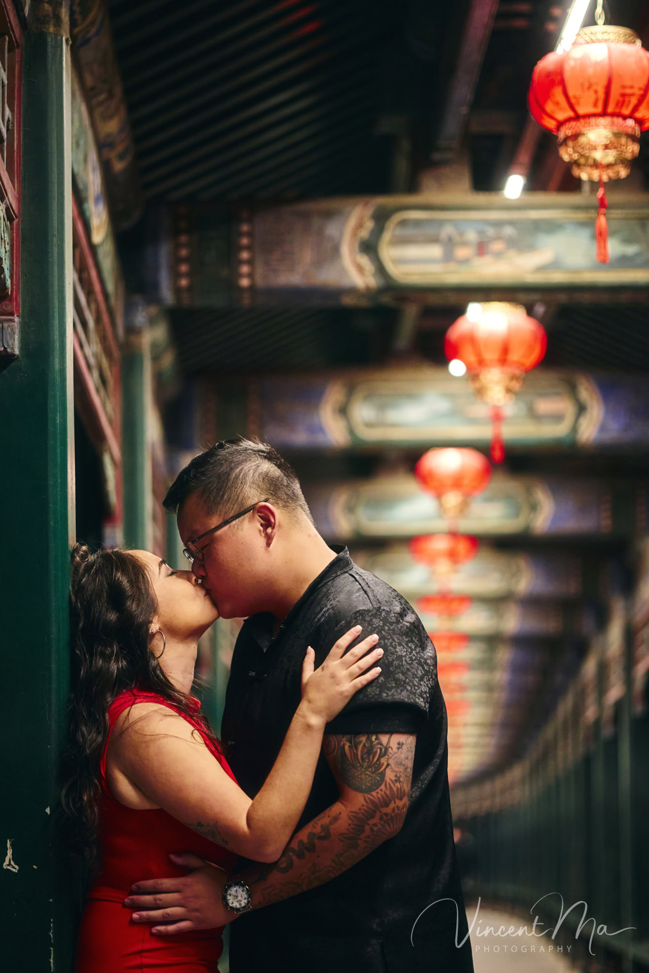 A couple enjoying an engagement photoshoot at the Summer Palace in Beijing, with traditional Chinese architecture and gardens in the background. Captured by a local Beijing photographer.