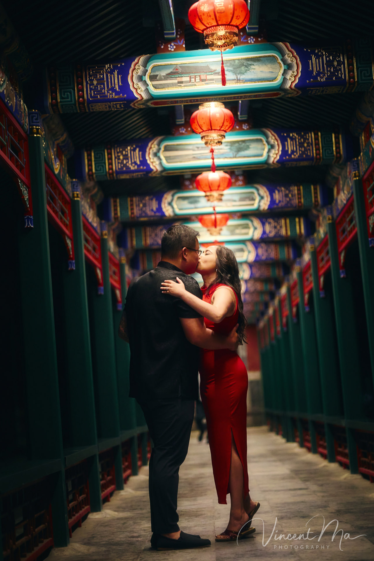 A couple enjoying an engagement photoshoot at the Summer Palace in Beijing, with traditional Chinese architecture and gardens in the background. Captured by a local Beijing photographer.