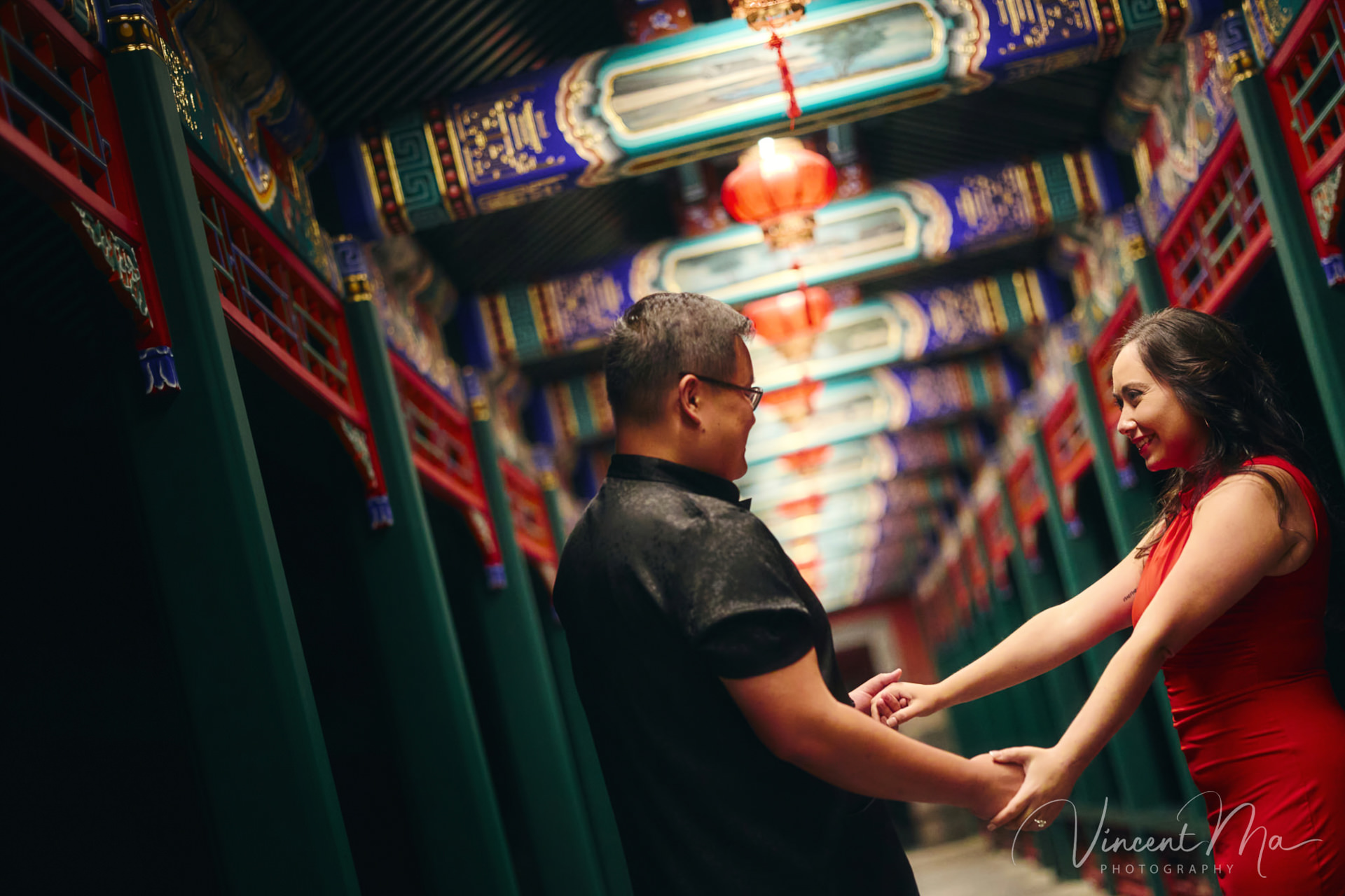 A couple enjoying an engagement photoshoot at the Summer Palace in Beijing, with traditional Chinese architecture and gardens in the background. Captured by a local Beijing photographer.