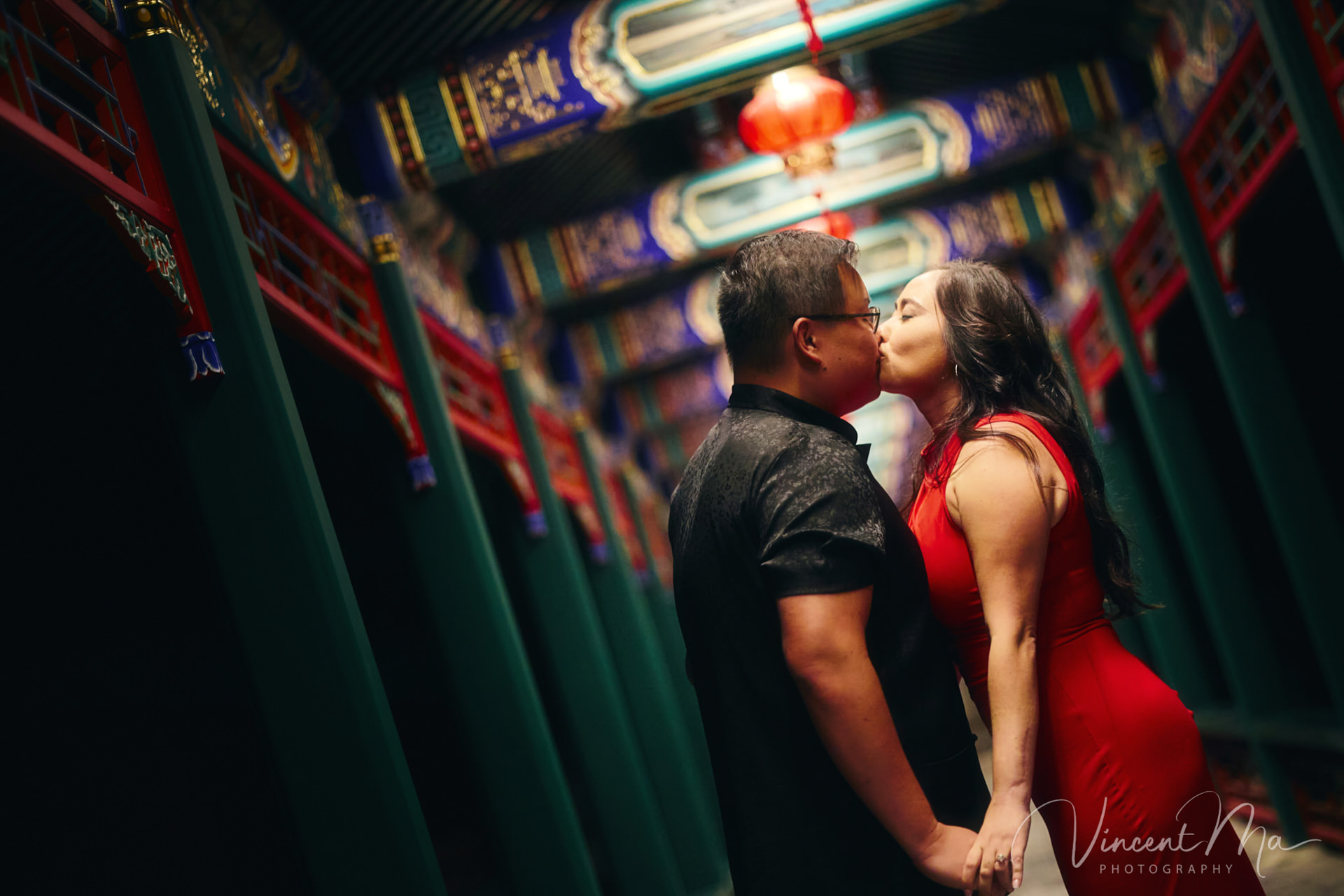 A couple enjoying an engagement photoshoot at the Summer Palace in Beijing, with traditional Chinese architecture and gardens in the background. Captured by a local Beijing photographer.