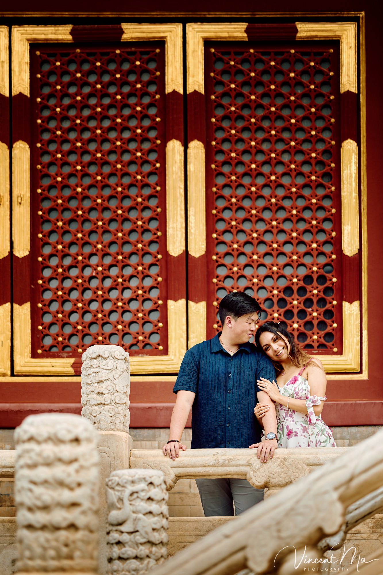 A foreign couple in traditional Chinese - style clothing, the man kneeling on one knee to propose to the woman in front of the majestic Hall of Prayer for Good Harvests in the Temple of Heaven