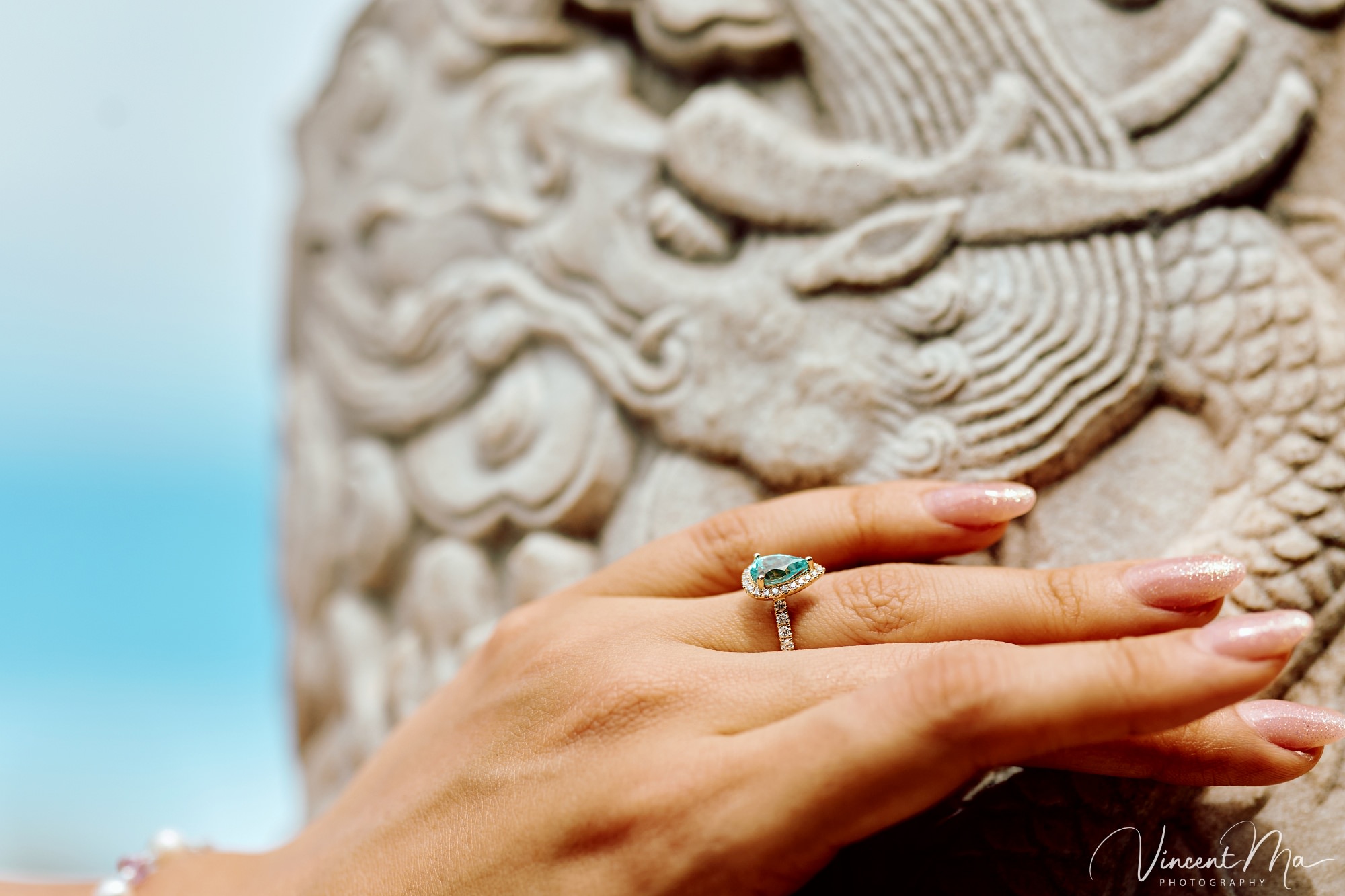 A foreign couple in traditional Chinese - style clothing, the man kneeling on one knee to propose to the woman in front of the majestic Hall of Prayer for Good Harvests in the Temple of Heaven