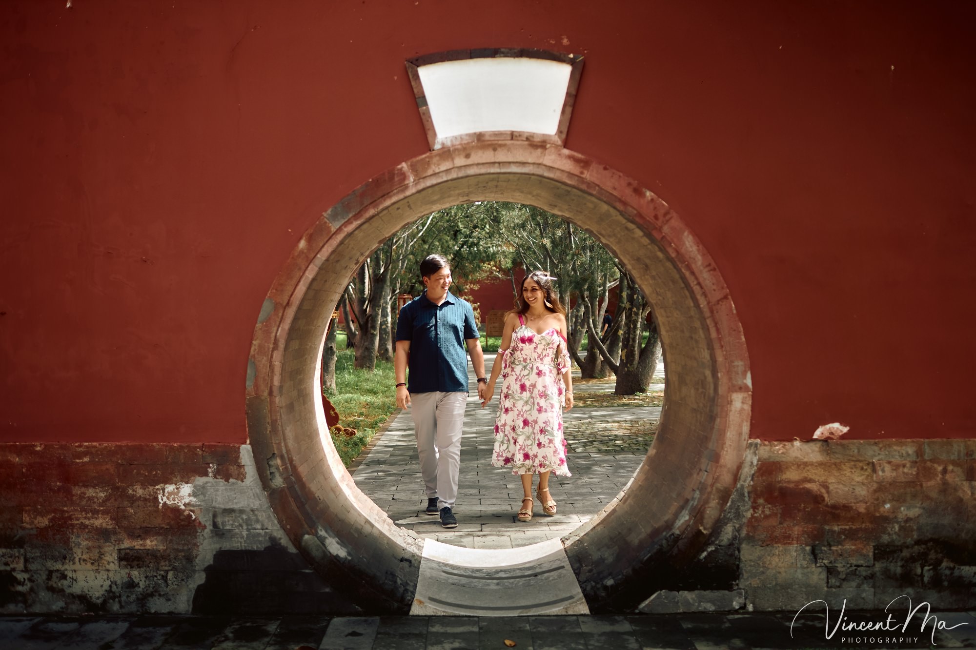 A foreign couple in traditional Chinese - style clothing, the man kneeling on one knee to propose to the woman in front of the majestic Hall of Prayer for Good Harvests in the Temple of Heaven