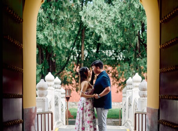 A foreign couple in traditional Chinese - style clothing, the man kneeling on one knee to propose to the woman in front of the majestic Hall of Prayer for Good Harvests in the Temple of Heaven