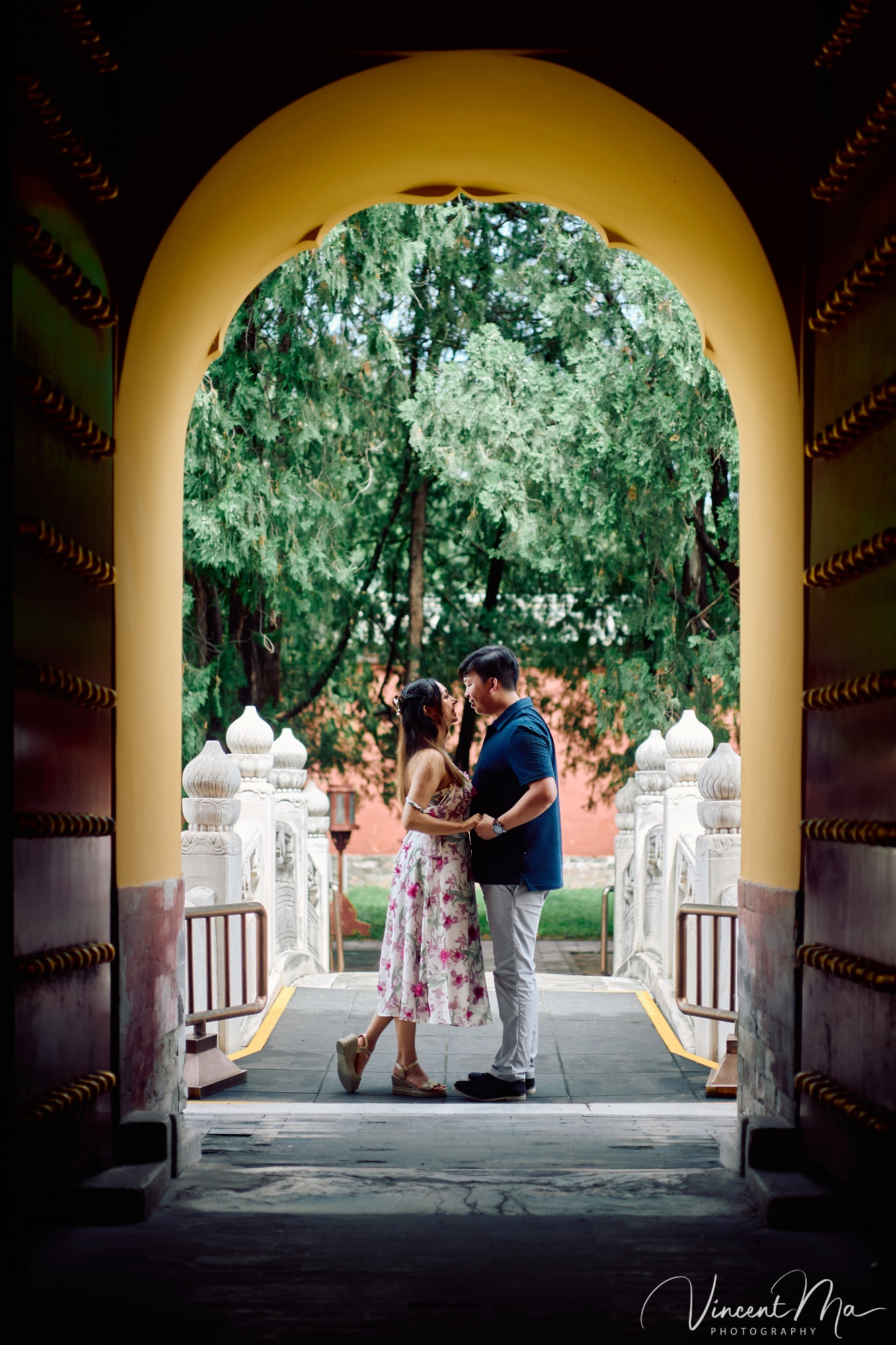A foreign couple in traditional Chinese - style clothing, the man kneeling on one knee to propose to the woman in front of the majestic Hall of Prayer for Good Harvests in the Temple of Heaven