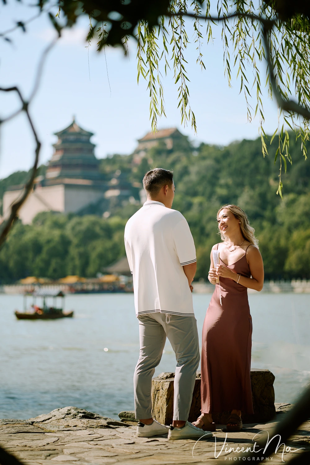 An American couple's proposal at Zhichun Pavilion in the Summer Palace, Beijing, with the Fragrant Hill Pavilion in the background, accompanied by beautiful lake and mountain views.
