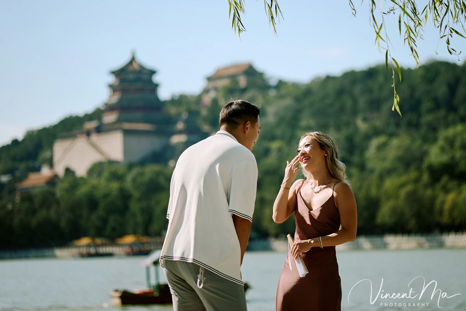 An American couple's proposal at Zhichun Pavilion in the Summer Palace, Beijing, with the Fragrant Hill Pavilion in the background, accompanied by beautiful lake and mountain views.