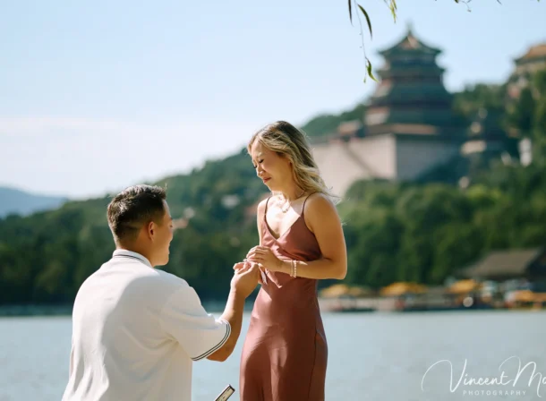 An American couple's proposal at Zhichun Pavilion in the Summer Palace, Beijing, with the Fragrant Hill Pavilion in the background, accompanied by beautiful lake and mountain views.