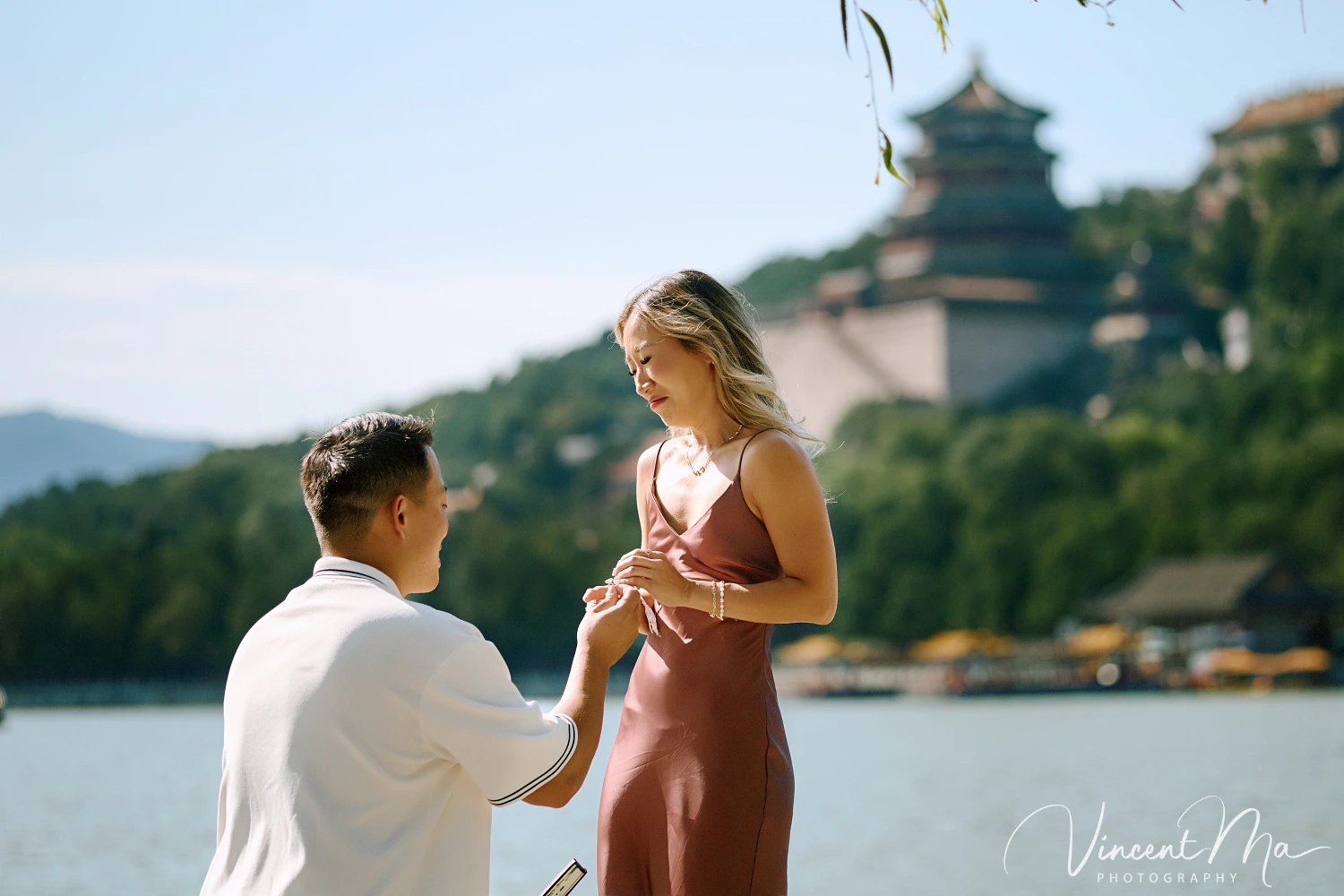 An American couple's proposal at Zhichun Pavilion in the Summer Palace, Beijing, with the Fragrant Hill Pavilion in the background, accompanied by beautiful lake and mountain views.