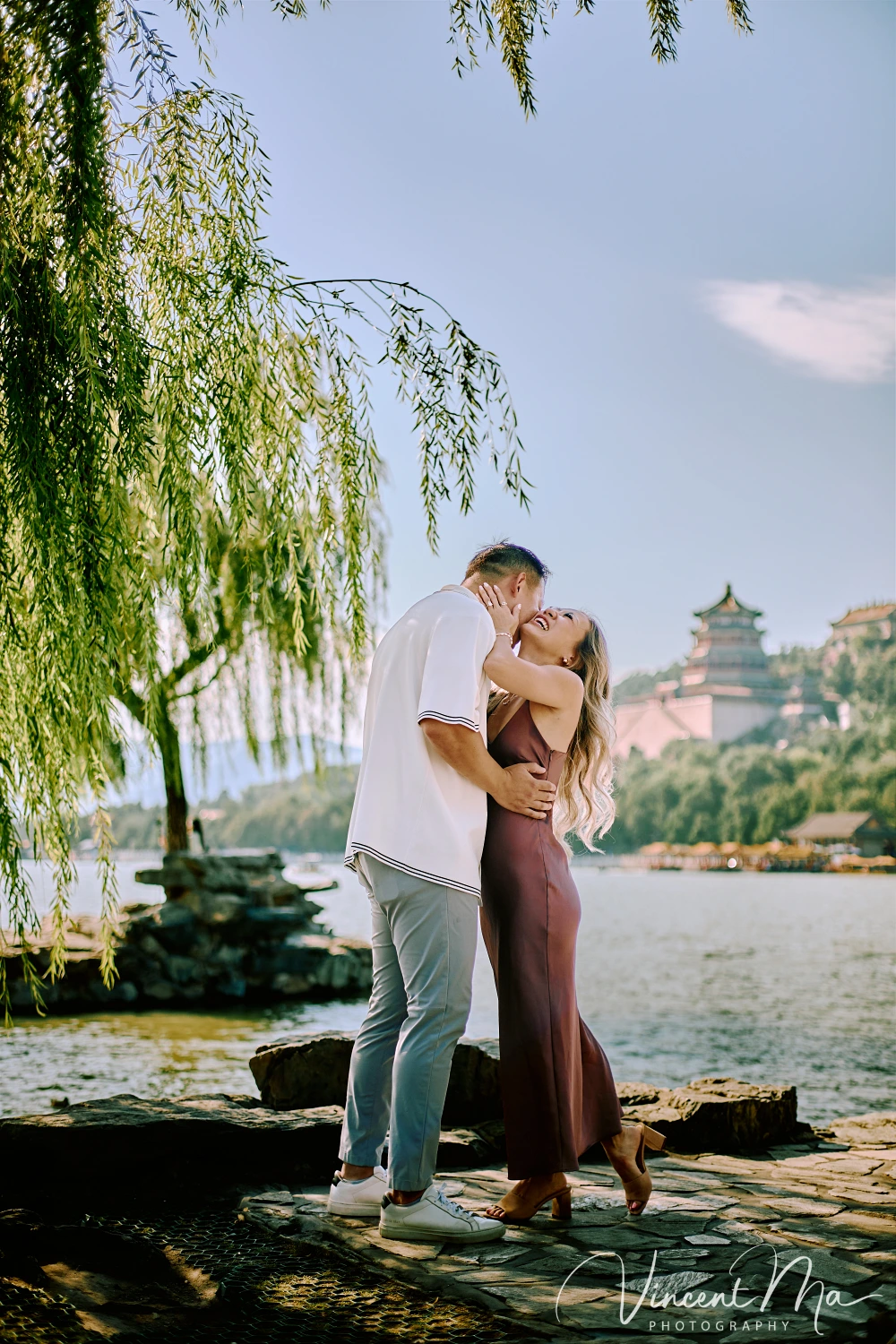 An American couple's proposal at Zhichun Pavilion in the Summer Palace, Beijing, with the Fragrant Hill Pavilion in the background, accompanied by beautiful lake and mountain views.