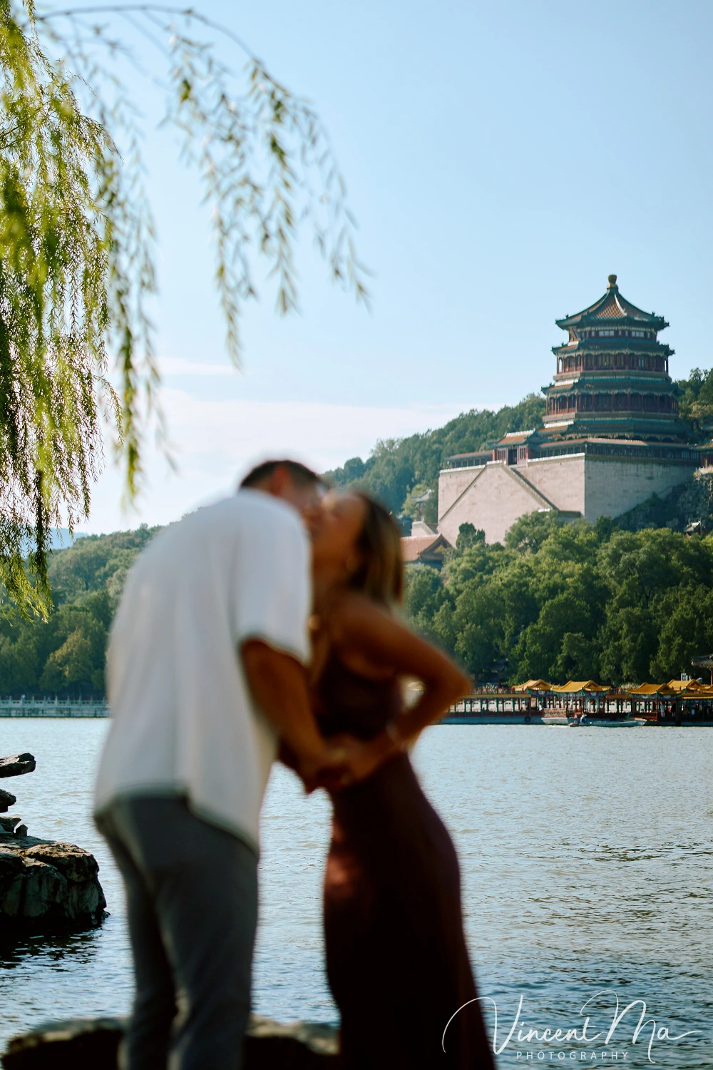 An American couple's proposal at Zhichun Pavilion in the Summer Palace, Beijing, with the Fragrant Hill Pavilion in the background, accompanied by beautiful lake and mountain views.