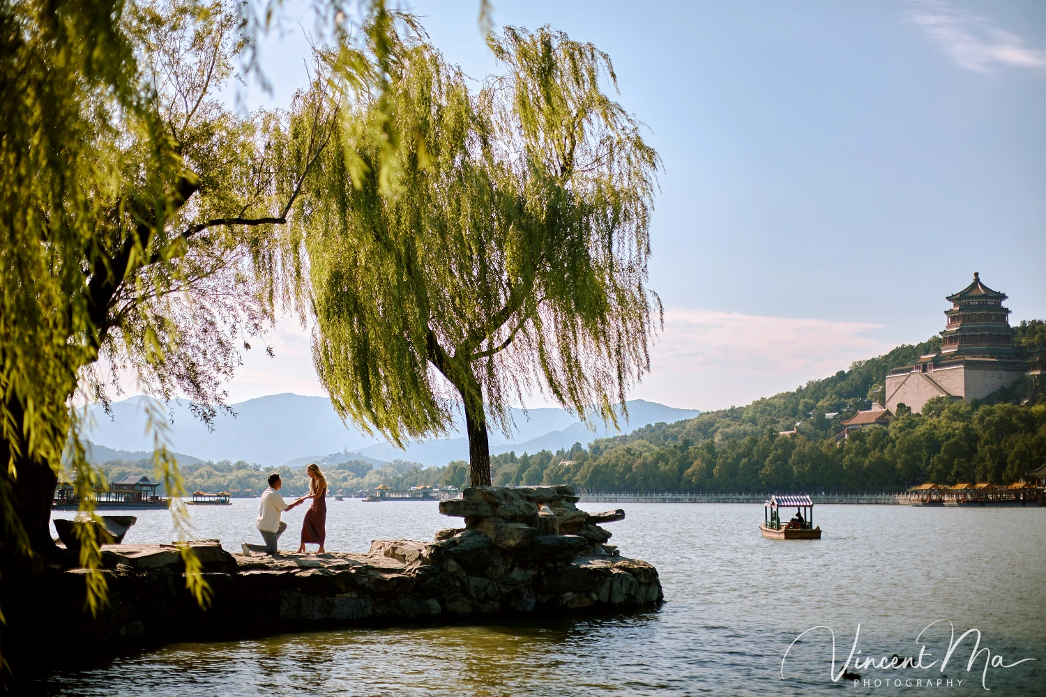 An American couple's proposal at Zhichun Pavilion in the Summer Palace, Beijing, with the Fragrant Hill Pavilion in the background, accompanied by beautiful lake and mountain views.