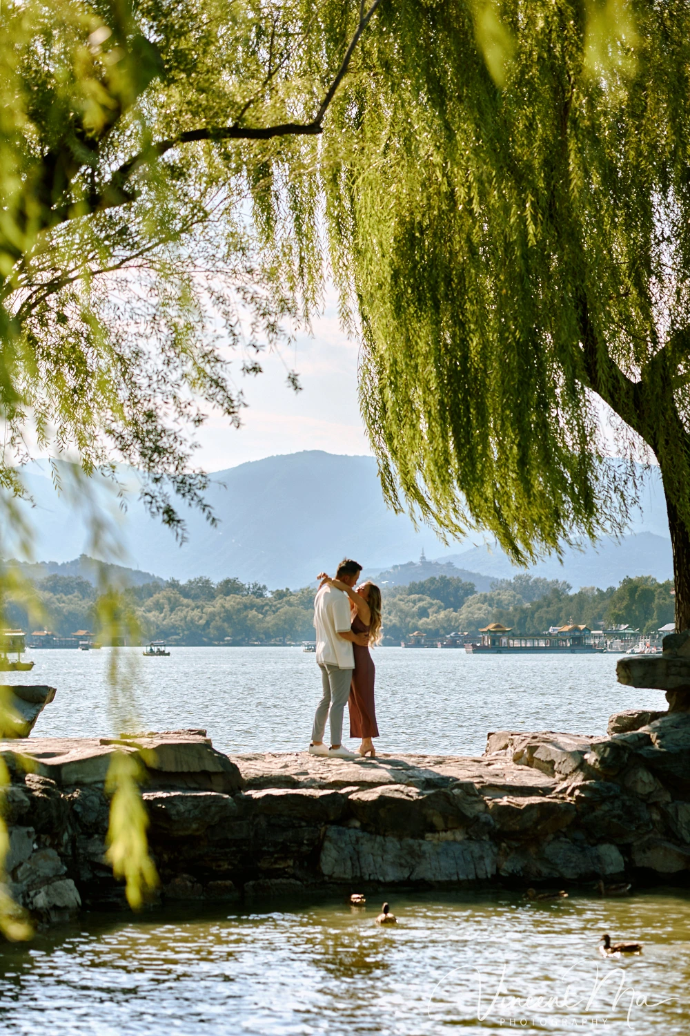 An American couple's proposal at Zhichun Pavilion in the Summer Palace, Beijing, with the Fragrant Hill Pavilion in the background, accompanied by beautiful lake and mountain views.