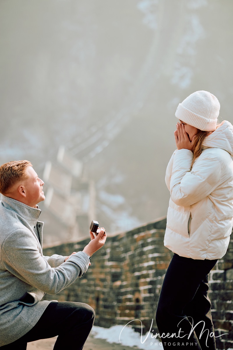 South African couple proposal at Mutianyu Great Wall during first snow.