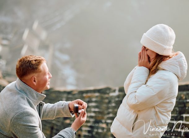 South African couple proposal at Mutianyu Great Wall during first snow.